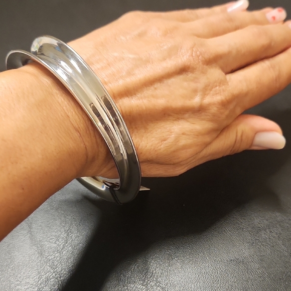 NWT Cookie Lee Vintage Women's Silvertone Sculptural Bangle Bracelet Large - Picture 4 of 7